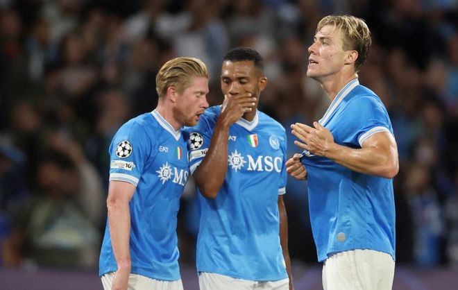 国乒8-2法国采访！莎头谈双打，王曼昱不满失误，梁靖崑谈被逆转