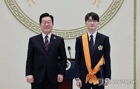 德扑锦标赛：中后期筹码保护策略。（德州扑克锦标赛中后期筹码保全战术指南）